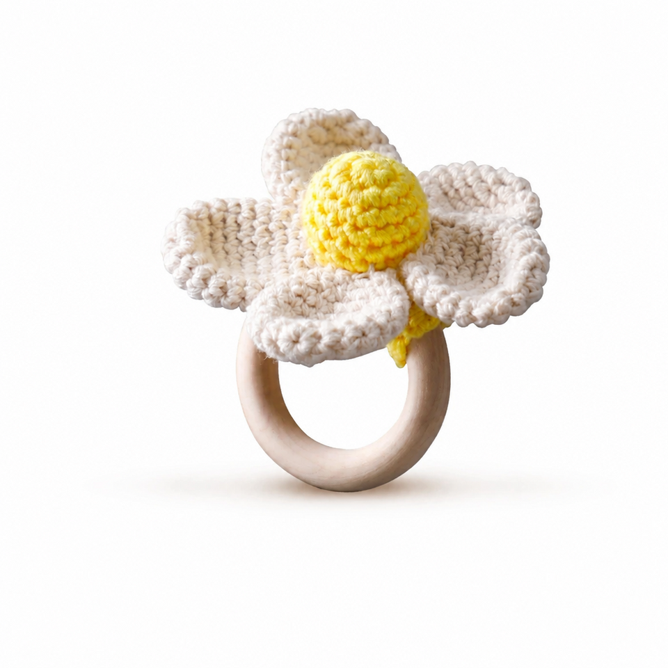 CuddleRattle – Zacht & Speels – Gehaakte Baby Rammelaar met Houten Ring