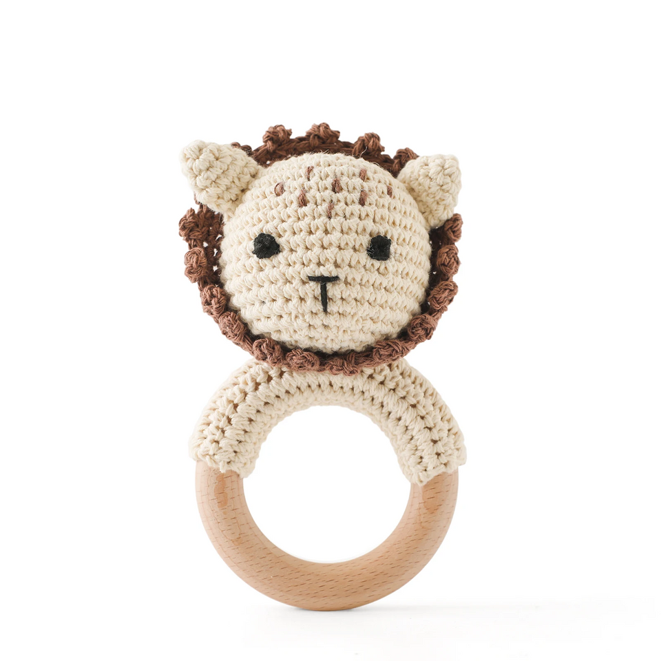 CuddleRattle – Zacht & Speels – Gehaakte Baby Rammelaar met Houten Ring