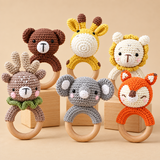 CuddleRattle – Zacht & Speels – Gehaakte Baby Rammelaar met Houten Ring