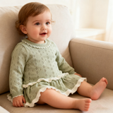 MiniBelle – Elegant & Zacht – Gebreide Babyjurk met Ruffle Detail