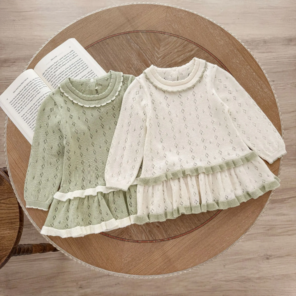 MiniBelle – Elegant & Zacht – Gebreide Babyjurk met Ruffle Detail