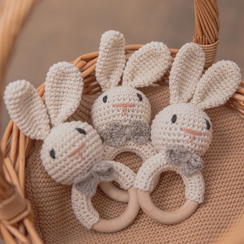 CuddleRattle – Zacht & Speels – Gehaakte Baby Rammelaar met Houten Ring