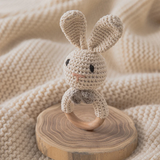 CuddleRattle – Zacht & Speels – Gehaakte Baby Rammelaar met Houten Ring