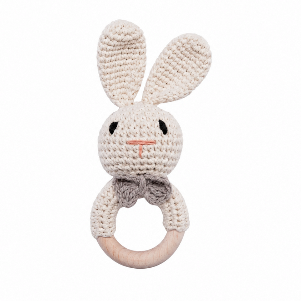 CuddleRattle – Zacht & Speels – Gehaakte Baby Rammelaar met Houten Ring