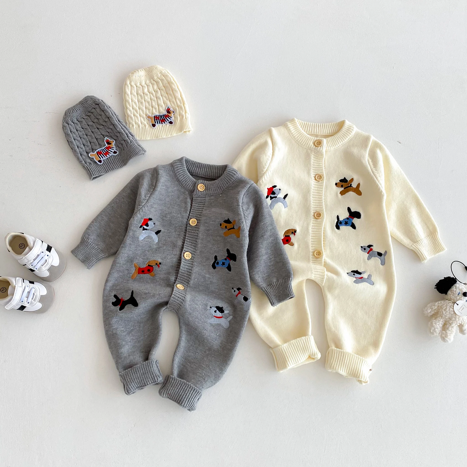 PlayfulKnit – Zacht & Schattig – Gebreid Baby Jumpsuit met Hondenprint