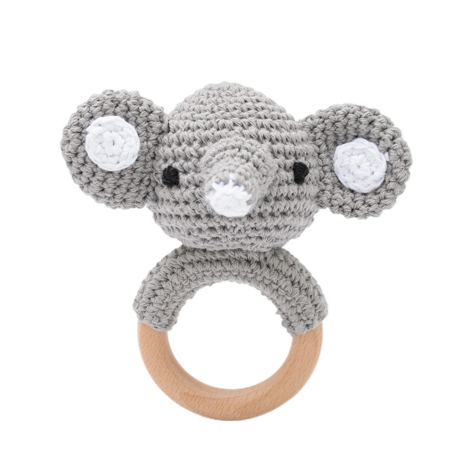 CuddleRattle – Zacht & Speels – Gehaakte Baby Rammelaar met Houten Ring