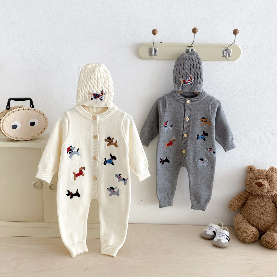 PlayfulKnit – Zacht & Schattig – Gebreid Baby Jumpsuit met Hondenprint