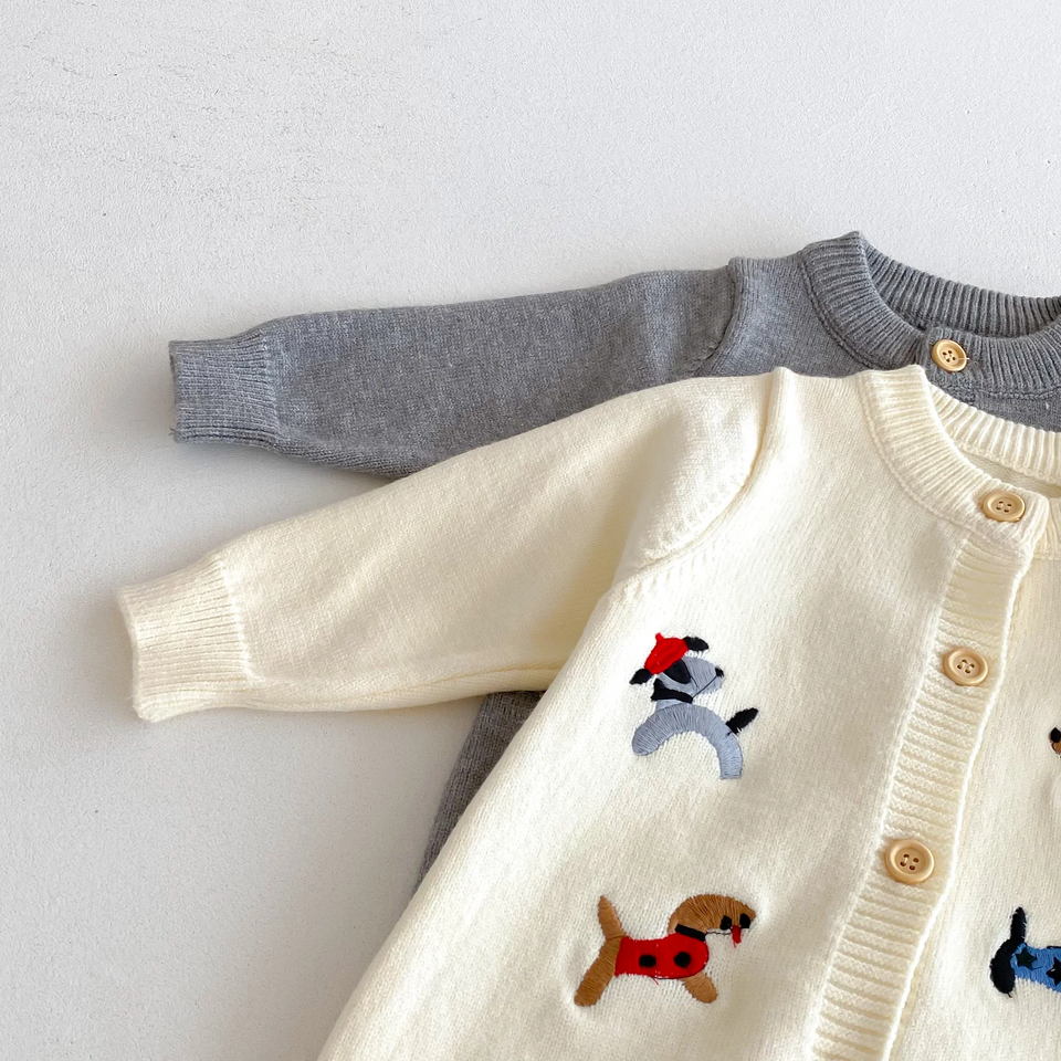 PlayfulKnit – Zacht & Schattig – Gebreid Baby Jumpsuit met Hondenprint