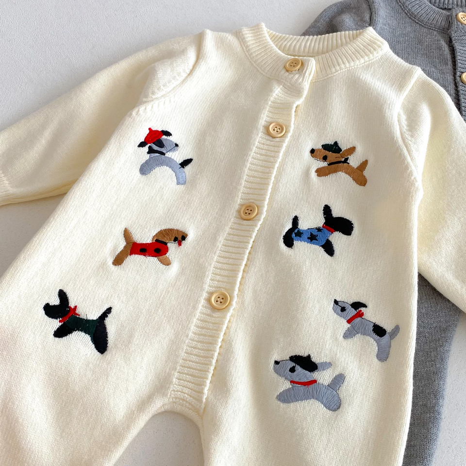 PlayfulKnit – Zacht & Schattig – Gebreid Baby Jumpsuit met Hondenprint