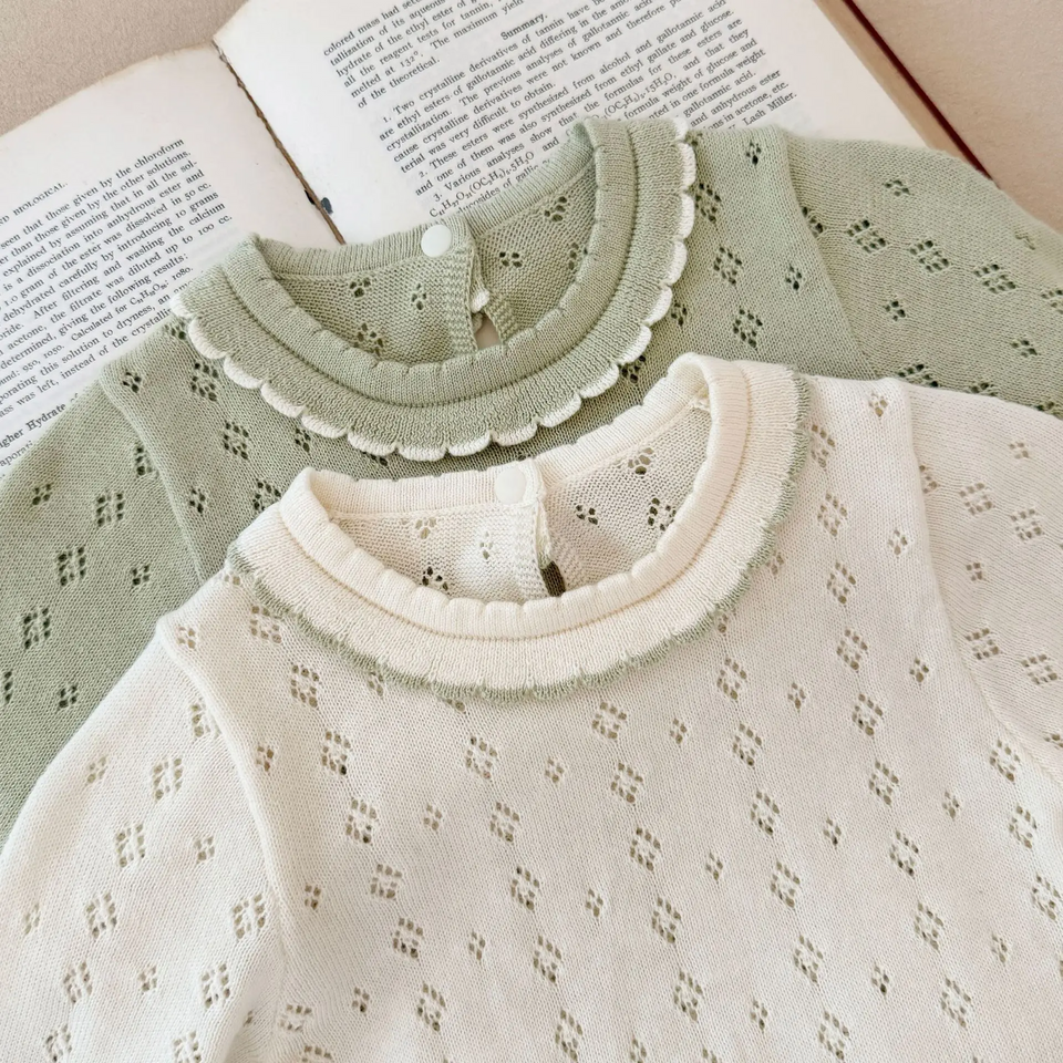 MiniBelle – Elegant & Zacht – Gebreide Babyjurk met Ruffle Detail