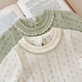 MiniBelle – Elegant & Zacht – Gebreide Babyjurk met Ruffle Detail