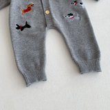 PlayfulKnit – Zacht & Schattig – Gebreid Baby Jumpsuit met Hondenprint