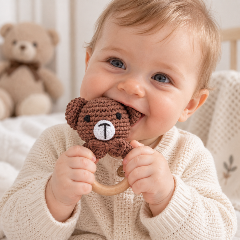 CuddleRattle – Zacht & Speels – Gehaakte Baby Rammelaar met Houten Ring