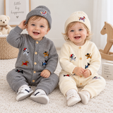 PlayfulKnit – Zacht & Schattig – Gebreid Baby Jumpsuit met Hondenprint
